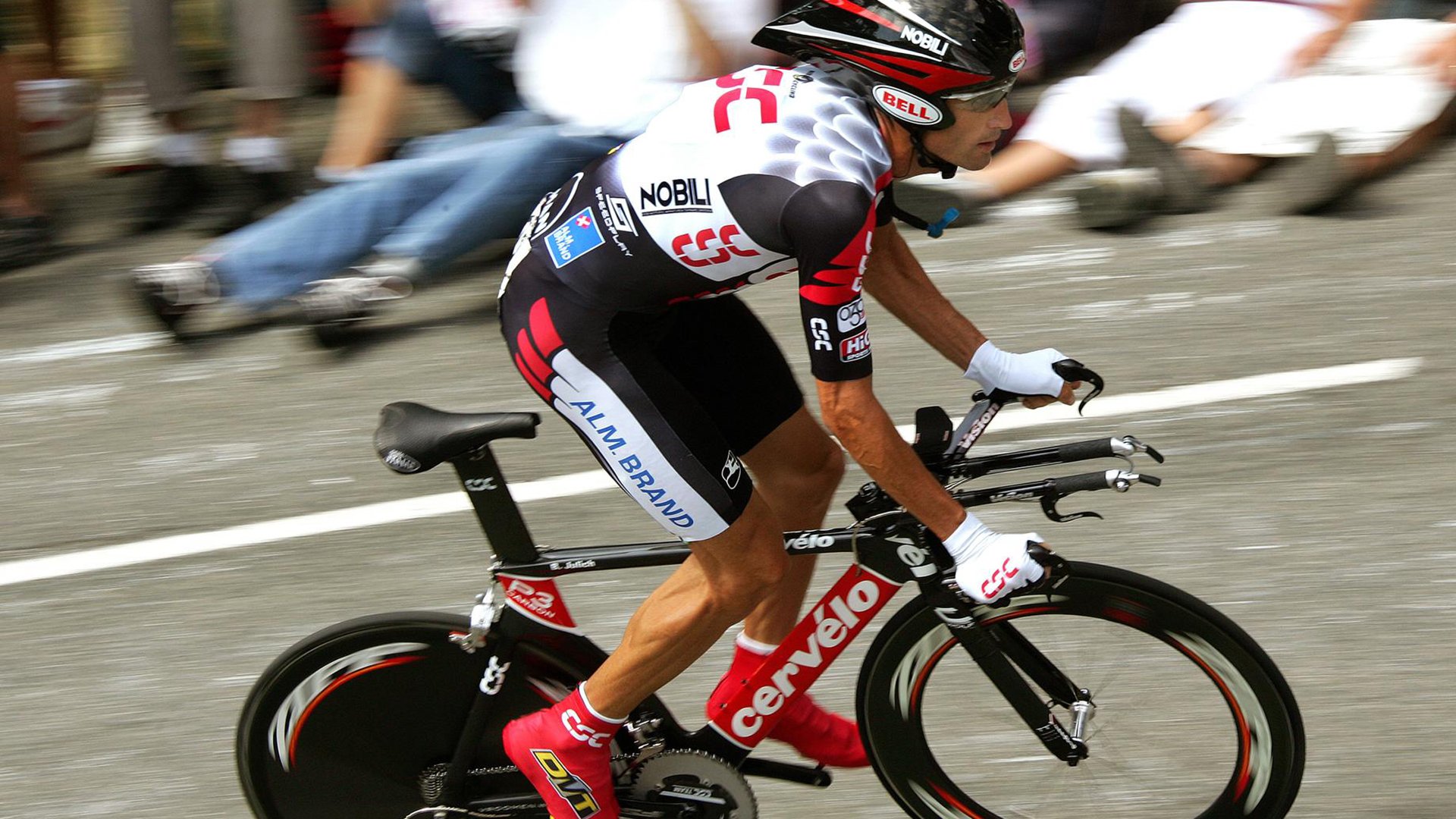 银石之巅，法拉利绝杀红牛二队的九秒奇迹，汉密尔顿的黄昏余晖惊艳四座